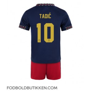 Ajax Dusan Tadic #10 Udebanetrøje Børn 2022-23 Kortærmet (+ Korte bukser)